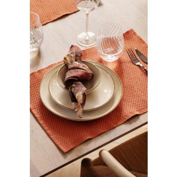 Kuvert med dekkebrikke claire, serviett høstløv og servise iben