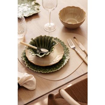 Borddekking med en kombinasjon av servise maple og bloom