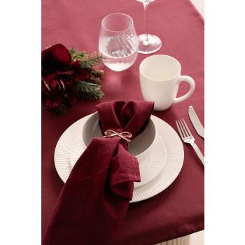 Kuvert med thilda servise og rød duk og serviett med serviettring sløyfe
