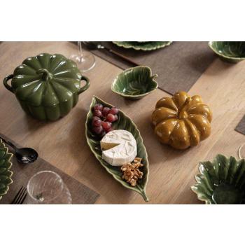 servering på bord med fat leaves, skål leaves og ildfastbord gresskar