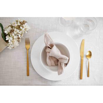 kuvert med linserviett på tallerken sommer