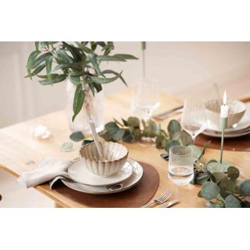 Iben servise på dekt middagsbord med vase og girlander