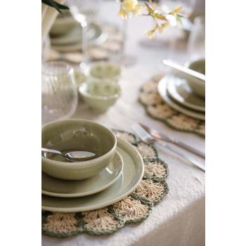 Servise ada på dekt bord