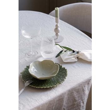 Dekt bord med tallerken leaves og skål pia