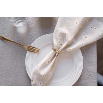 Tøyserviett Daisy på tallerken thilda