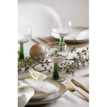 bord dekket med glass clara julestemning