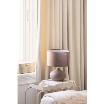 Bordlampe Bruno stående på sidebord celine