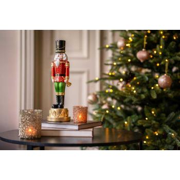 Tinnsoldat på sofabord med telysholderere foran juletre