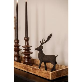 Lysfat mangotre pyntet med dekorfigur og lysestaker på konsollbord