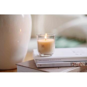 DIS duftlys på stuebord