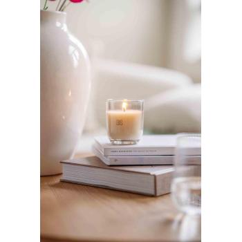 Dis duftlys på stuebord på noen bøker