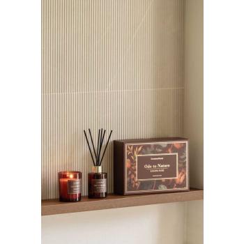 Gavesett med romduft og duftlys på hylle