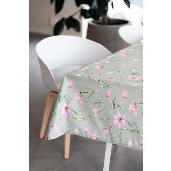 Voksduk med blomstermotiv på bord