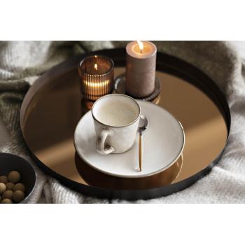 kopp iben i beige stentøy på asjett