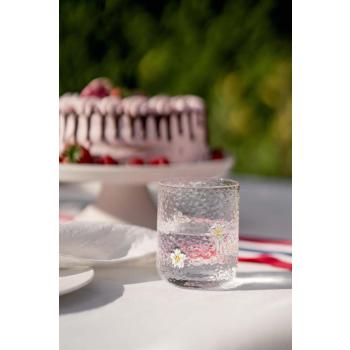 Glass Kamille på bord ute