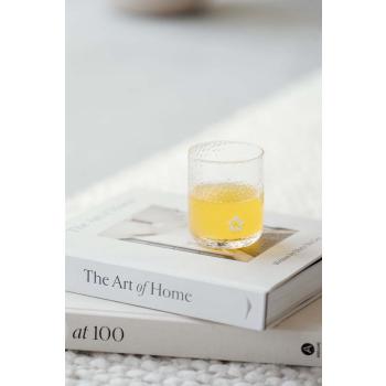 Glass Kamille stående på interiørbøker