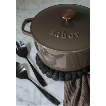 Hotspot bordskåner under støpejernsgryte