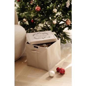 Julekule Hazel i rød ved siden av julekuleoppbevaring