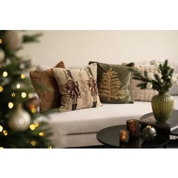 Putetrekk nøtteknekker i sofa med andre putetrekk