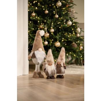 Stående Nisse foran juletre med gnom mann og dame