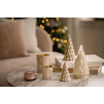 Lysholder snøkrystall pyntet på bord med dekortrær