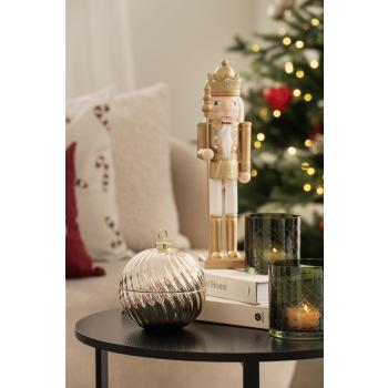 Nøtteknekker på sofabord med lyslykt billie og julekule krukke