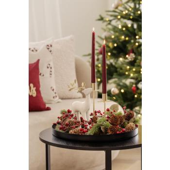 Lysfat med girlander kongler og røde bære med hjort og lysestake stjerna