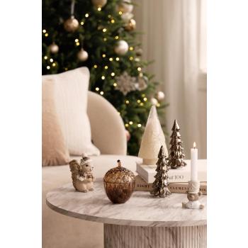 Sofabord pyntet med dekortrær, lysestake, krukke nøtt og dekorekorn