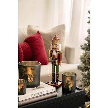 Nøtteknekker på sidebord med telysholder granskatt