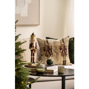 Nøtteknekker med tromme på sofabord med putetrekk nøtteknekker