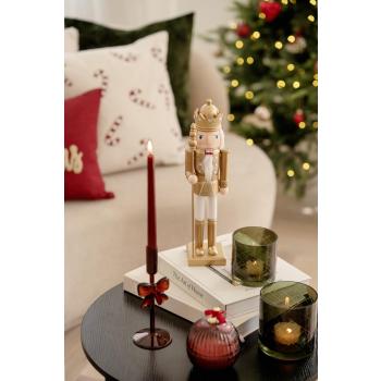 Nøtteknekker på sofabord med lyslykter, lysestake og duftlys