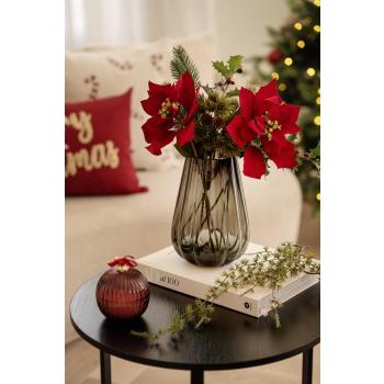 Vase eden med julepynt på stuebord