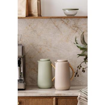 Kaffekanne Scandi i grønn og beige på kjøkkenbenk