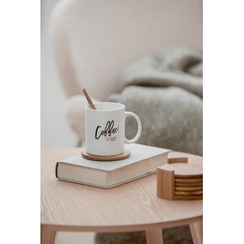 Kaffe kopp med Coaster June 6 stk ved siden av på bord