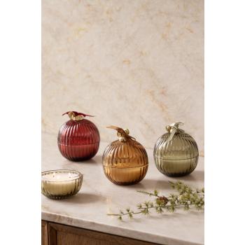 Duftlys julekule i tre dufter stående på kjøkkenbenk