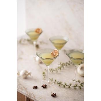 Martinidrink i grønt glass på kjøkkenbenk