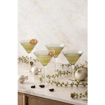 Martini glass i grønt glass på kjøkkenbenk