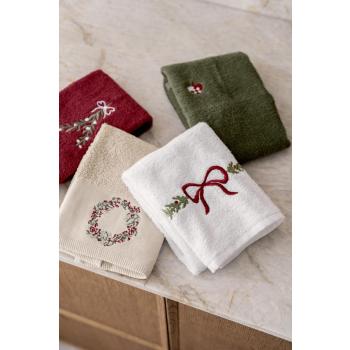 Gjestehåndkler med broderte motiv på kjøkkenbenk