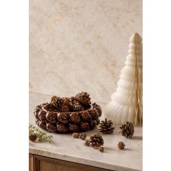 Kongler i fat kongle på kjøkkenbenk