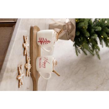 Kopp happy holiday på kjøkkenbenk med pepperkake