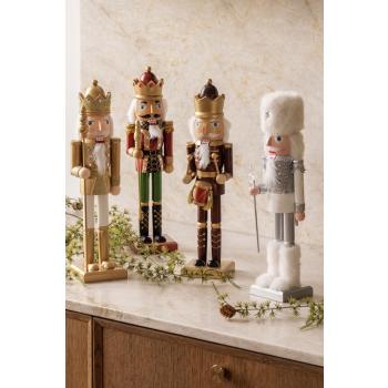 Samlebilde av nøtteknekkere på kjøkkenbenk