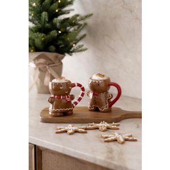 Kopp pepperkakemann og pepperkakedame på kjøkkenbenk