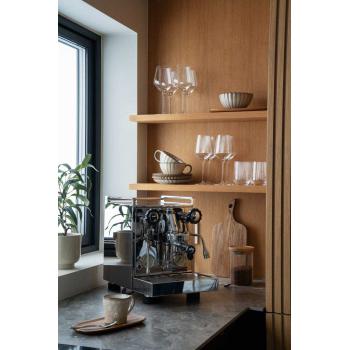 Skjærefjøl på kjøkkenbenk som dekor med annet dekketøy