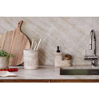 Såpedispenser m/fat Helene på kjøkkenbenk