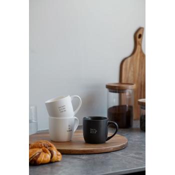 Tekstkopper samlet på fjøl på kjøkkenbenk