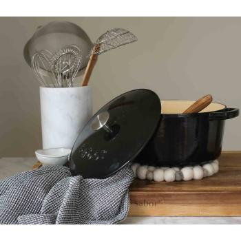 Kjøkkenhåndkle fra Sabor med støpejernsgryte og kjøkkenredskaper