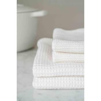 Samlebilde av kjøkkenhåndkle og kluter i hvit