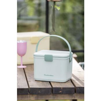 Kjølebag på benk utendørs