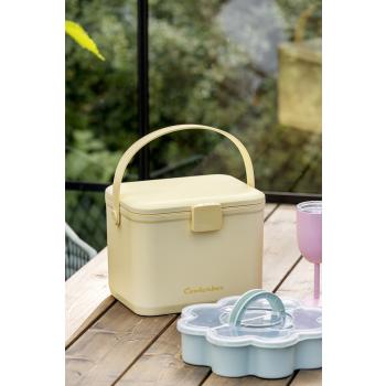 Kjølebag og tapasboks på bord ute