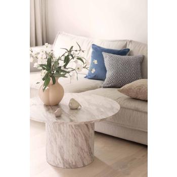 Stuemiljø med puter, bord, lysfat og pynt